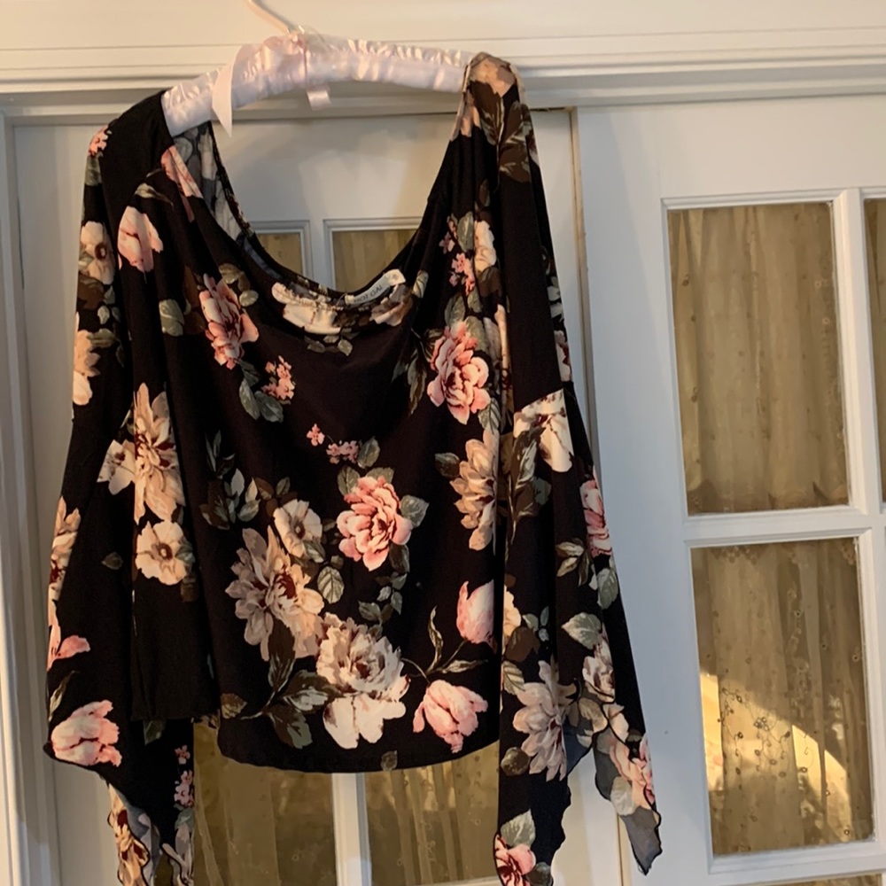Black and rosé color flowers top